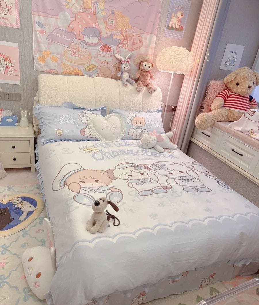 Phòng ngủ dễ thương với giường ngủ hoạt hình, gối ôm hình trái tim và thú nhồi bông, trang trí màu pastel.