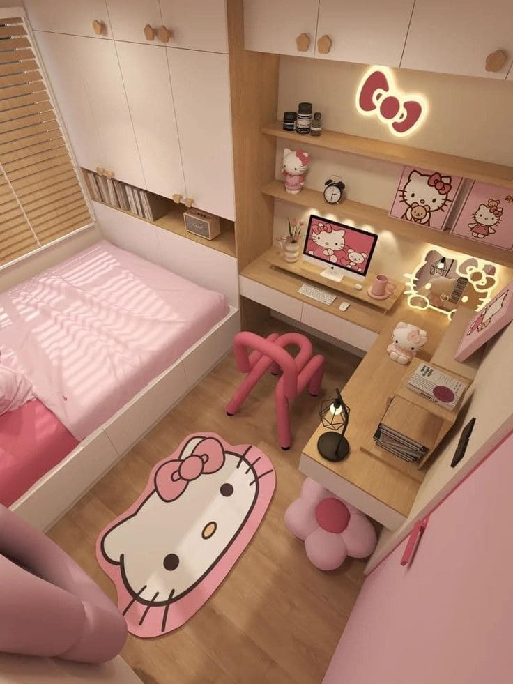 Phòng ngủ Hello Kitty dễ thương với giường, bàn làm việc, trang trí màu hồng và nhiều vật dụng Hello Kitty.