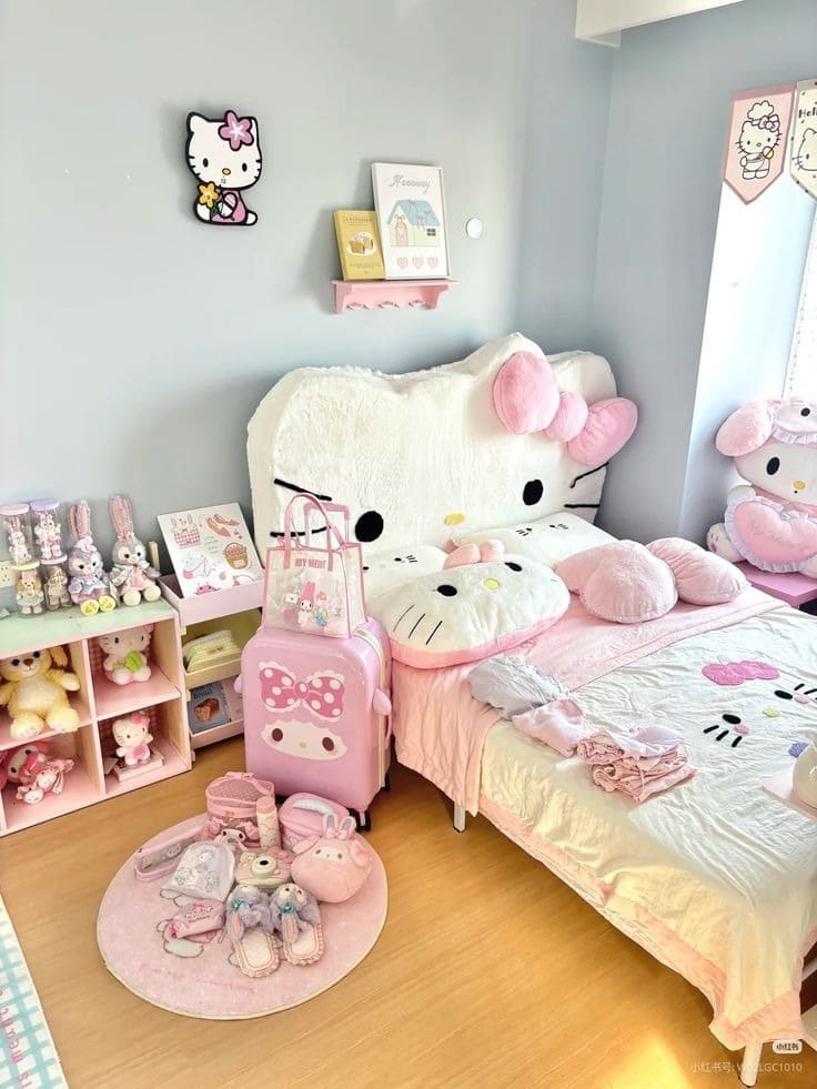 phong-ngu-hoat-hinh-53 Phòng ngủ Hello Kitty dễ thương với chăn ga gối, đồ trang trí và vali màu hồng nổi bật dành cho bé gái.