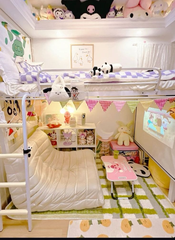 phong-ngu-hoat-hinh-55 Phòng ngủ trẻ em dễ thương với giường tầng, đồ chơi bông và góc học tập trang trí sinh động.