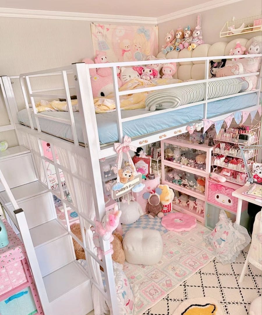 Gác xép giường ngủ dễ thương, gấu bông và đồ trang trí pastel hồng, tạo không gian ấm cúng cho phòng trẻ em.