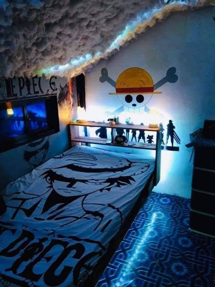 phong-ngu-hoat-hinh-65 Phòng ngủ trang trí theo chủ đề One Piece với tranh và đèn LED xanh, giường trải ga in hình nhân vật nổi tiếng.