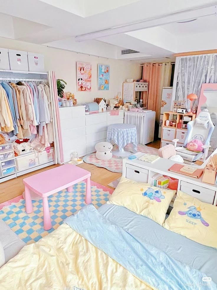 Phòng ngủ dễ thương với giường màu pastel, bàn màu hồng và tủ quần áo sắp xếp gọn gàng, thiết kế ấm cúng.