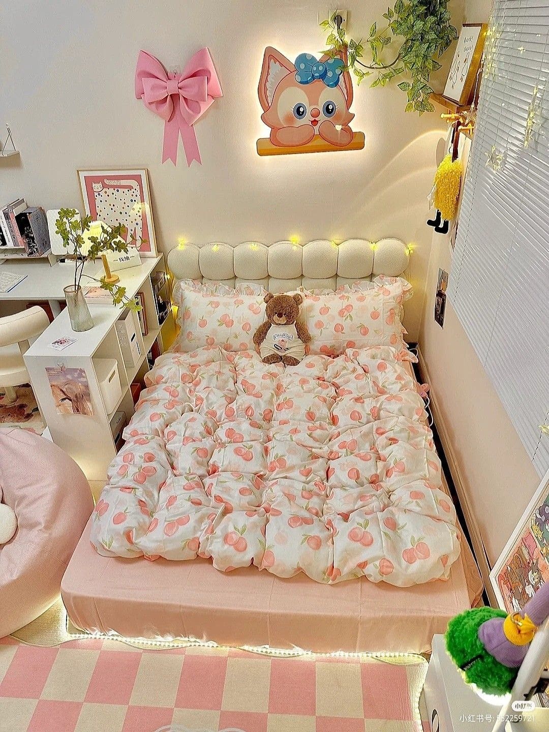 Phòng ngủ dễ thương với giường trải ga họa tiết quả đào, gấu bông và đồ trang trí.