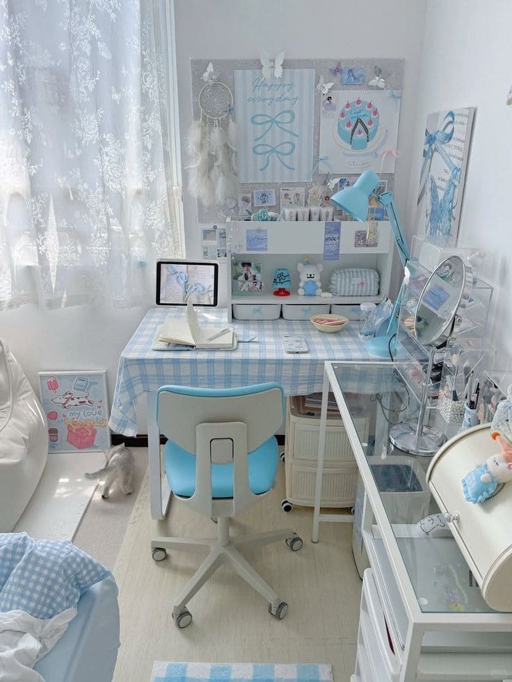 Bàn học xinh xắn với ghế xanh, laptop, gương và phụ kiện trang trí màu pastel. Không gian làm việc dễ thương.