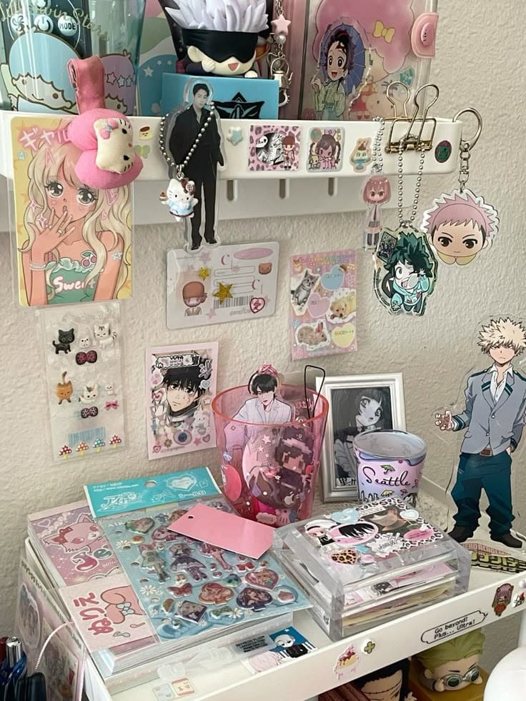 phong-ngu-hoat-hinh-88 Góc học tập trang trí với các món đồ anime dễ thương, hình dán và móc khóa nhiều màu sắc.