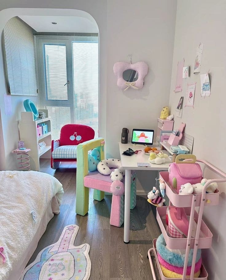 Phòng ngủ với bàn học trang trí anime