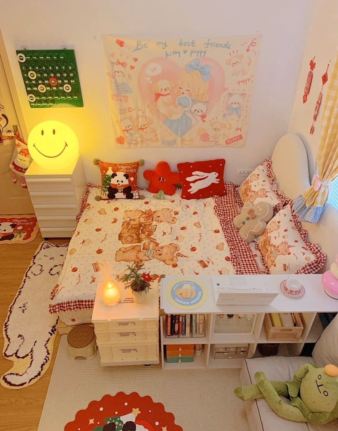 Phòng ngủ dễ thương với đồ nội thất tông màu hồng và họa tiết gấu bông, gối trang trí và đèn mặt cười.