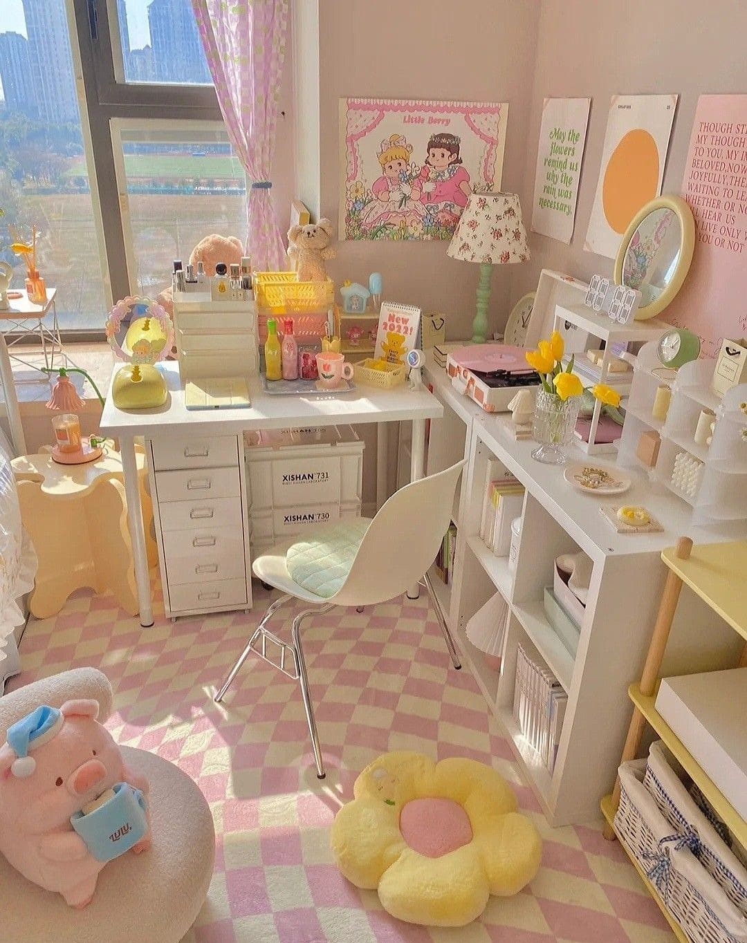 Phòng làm việc nhỏ nhắn, trang trí dễ thương với ánh sáng tự nhiên, ghế trắng và phụ kiện màu pastel.