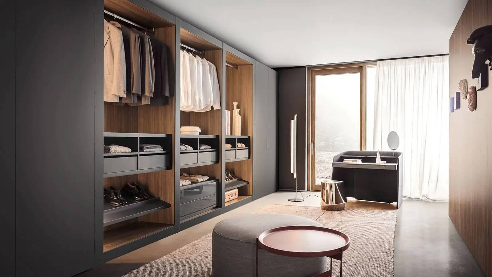 Phòng ngủ Master với tủ quần áo sát trần và rèm kép