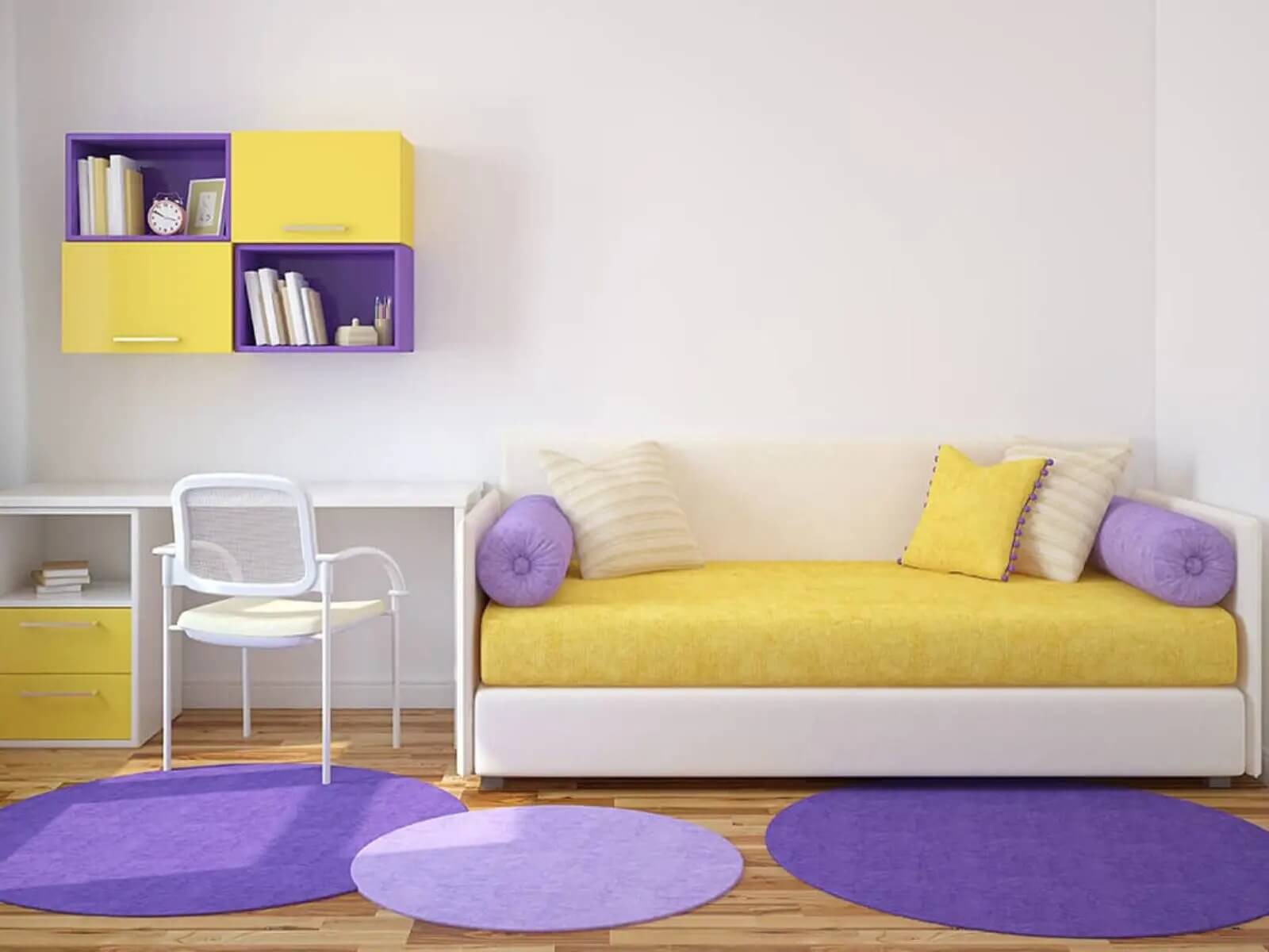 Phòng khách hiện đại với sofa vàng, kệ tường tím-vàng, và thảm tròn tím trên sàn gỗ.