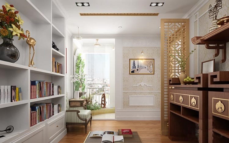 phong-tho-ket-hop-phong-doc-sach Phòng khách sang trọng với kệ sách và bàn thờ gỗ cổ điển, ánh sáng tự nhiên tràn ngập từ ban công cây xanh.