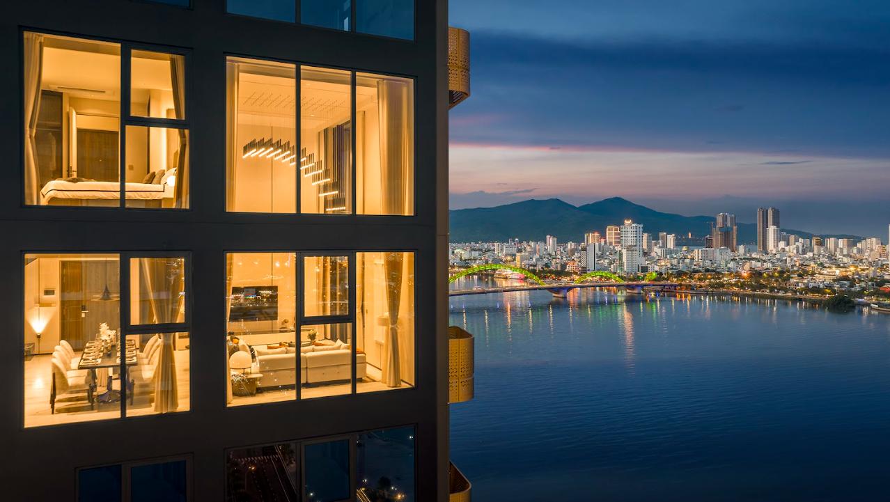 photo-1-17489247563791250268214-1748955344553-1748955344977183351120 Căn hộ sang trọng với ánh đèn ấm áp, cửa kính lớn nhìn ra cầu và thành phố lung linh vào buổi tối.