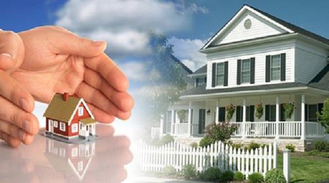 phuc-vi-la-gi Ngôi nhà nhỏ trong tay người, bên cạnh là ngôi nhà hai tầng lớn, hàng rào trắng, biểu tượng bảo vệ tài sản.