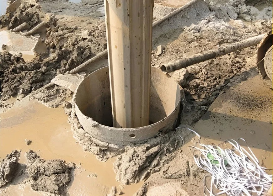 Khoan cọc bê tông trong công trình xây dựng, trang thiết bị và vật liệu xây dựng xung quanh.