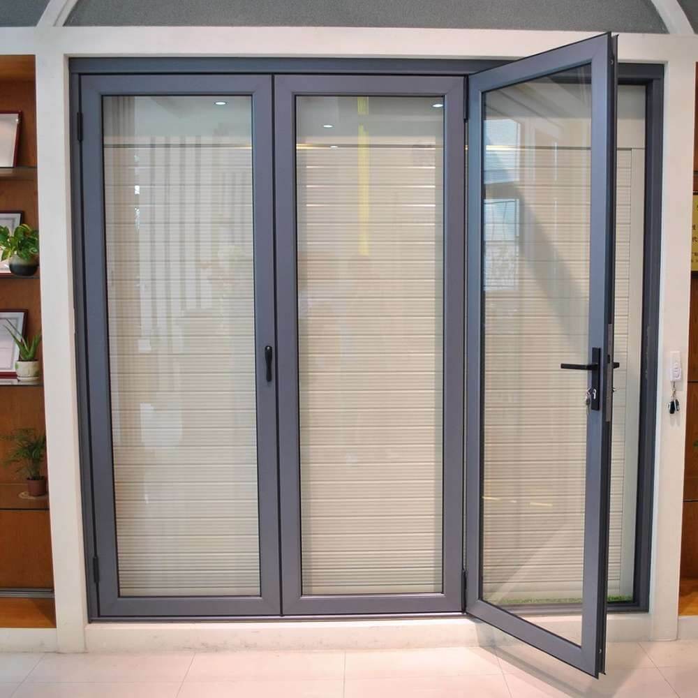 Cửa nhôm kính xếp trượt, màu ghi, lắp trong nhà, tiện dụng và phong cách hiện đại.