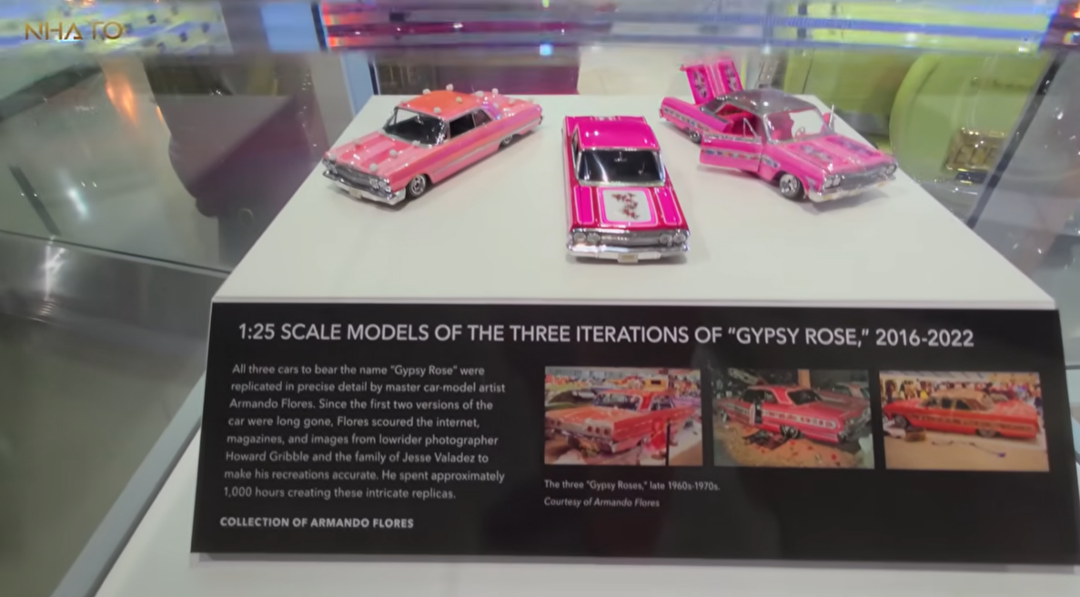 screenshot-2025-07-08-154103 Ba mô hình xe tỉ lệ 1:25 của Gypsy Rose từ 2016-2022, trưng bày với biển thông tin tại bảo tàng.