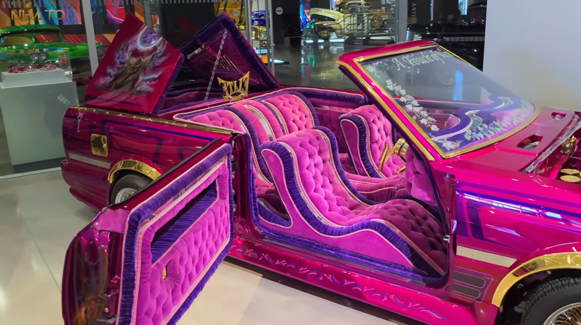 screenshot-2025-07-08-155831 Xe hơi màu hồng nổi bật với nội thất nhung tím sang trọng và phong cách độc đáo.