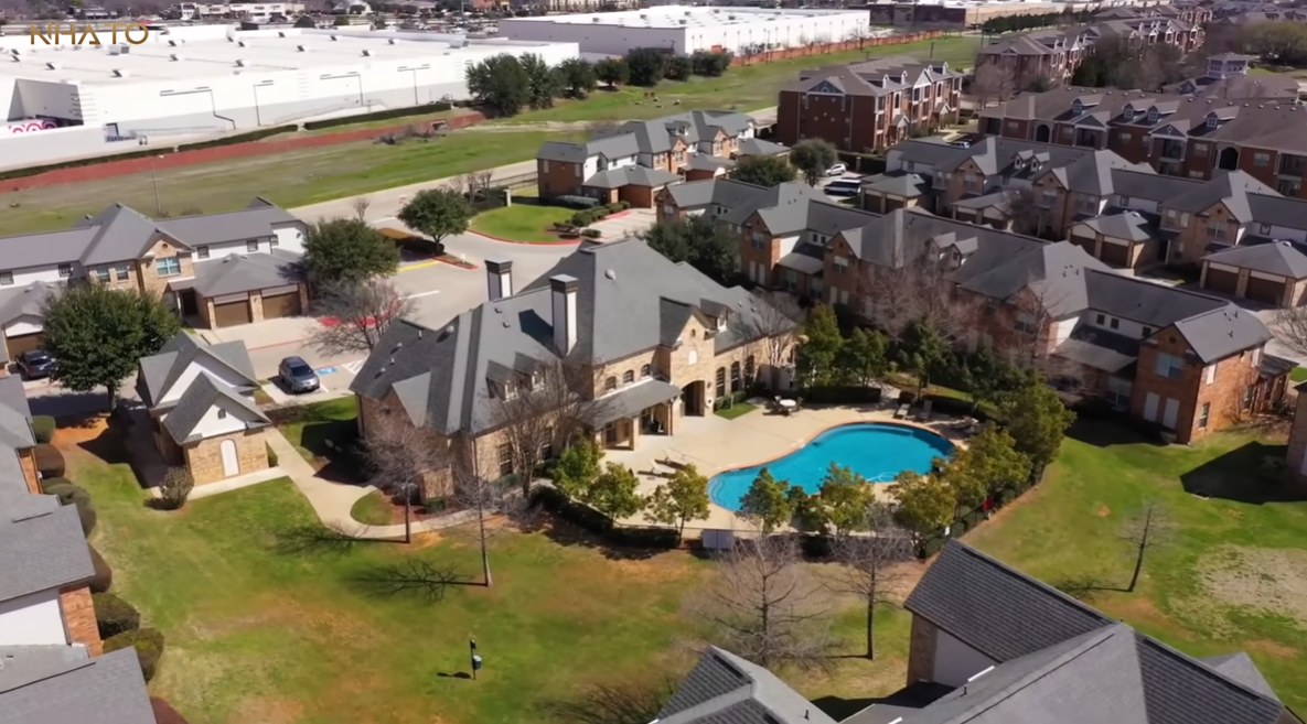 Khu dân cư với biệt thự, hồ bơi và sân vườn xanh mát, mang đến không gian sống sang trọng và tiện nghi.