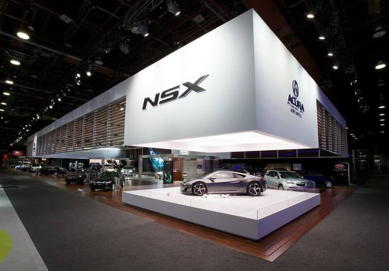 Gian trưng bày xe Acura NSX tại triển lãm ô tô, thiết kế hiện đại nổi bật với đèn chiếu sáng tinh tế.
