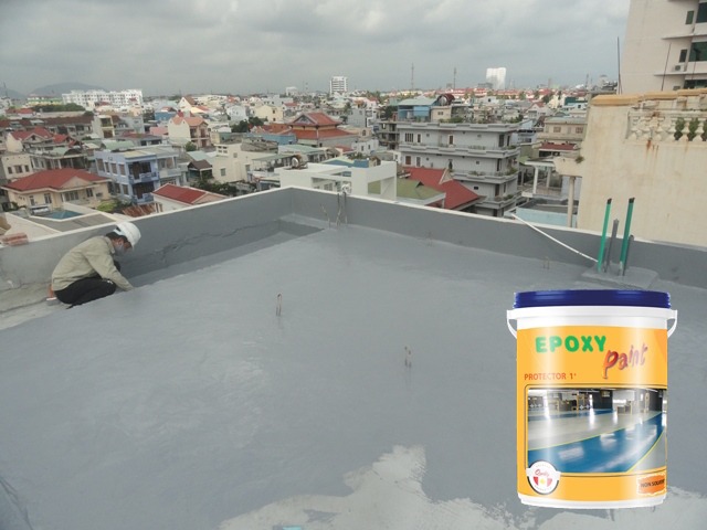 Người đang thi công sơn epoxy trên sân thượng tại khu dân cư, thùng sơn epoxy xuất hiện ở góc phải.