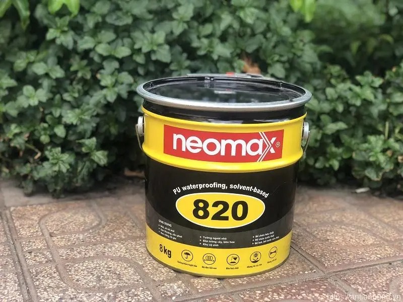 Sản phẩm chống thấm Neomax 820, dạng dung môi, thùng 8kg trên nền gạch, lý tưởng cho ngoại thất.