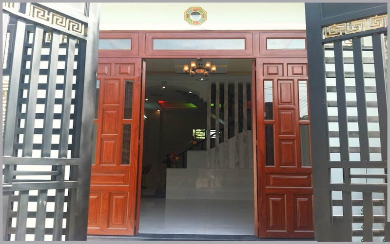 su-dung-guong-bat-quai Lối vào rộng với cửa gỗ và cổng sắt, dẫn đến nội thất sang trọng và cầu thang sáng rõ.