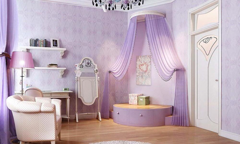 Phòng ngủ màu tím nhẹ nhàng, trang trí rèm và ghế nệm, bàn nhỏ và gương đứng tinh tế.
