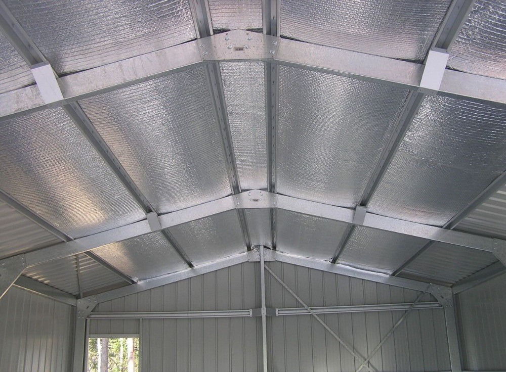 su-dung-xop-cach-nhiet-lam-vat-lieu-chong-nong-cho-mai-nha Mái nhà kim loại cách nhiệt với tấm cách nhiệt, ánh sáng tự nhiên chiếu qua cửa sổ, không gian bên trong.