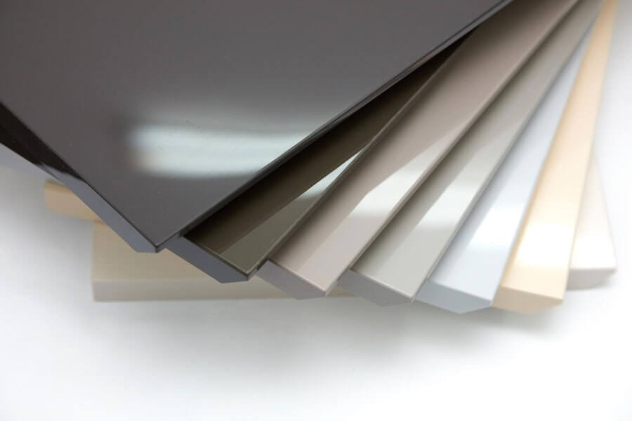 t6y5kbusxcwhfo8gi37v Các tấm nhựa acrylic nhiều màu xếp chồng, bề mặt bóng loáng dùng trong xây dựng và thiết kế nội thất.