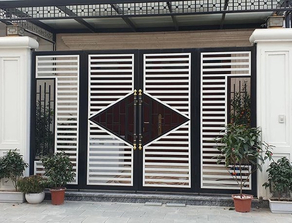 Cổng kim loại hiện đại màu trắng kèm cây xanh trong chậu tại lối vào ngôi nhà.