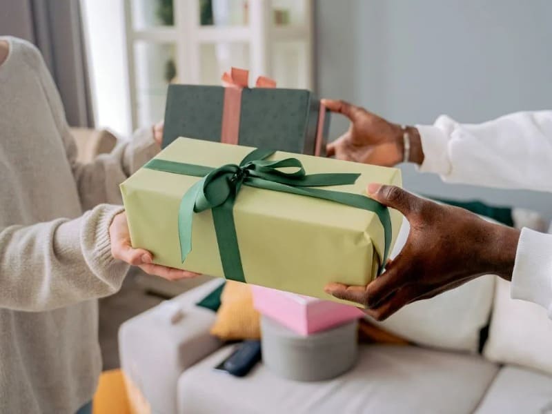 tan-gia-nha-moi-5 Tặng quà, phần lộc cho khách mời khi ra về