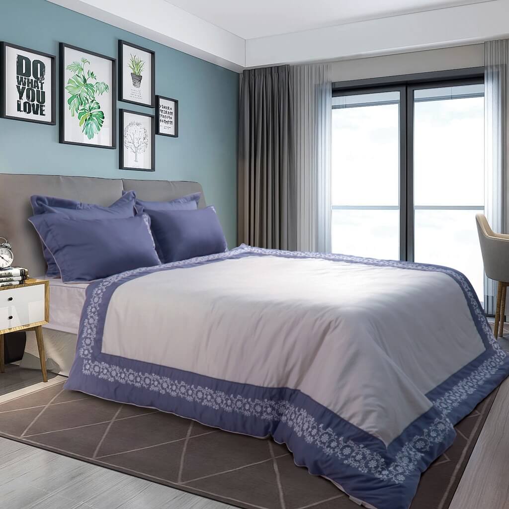 Phòng ngủ hiện đại với giường trắng, khăn trải giường xanh, và tranh treo tường trang trí.