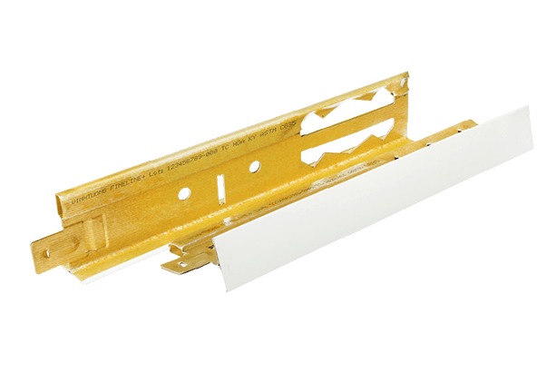 thanh-chinh Thanh kim loại màu vàng với chi tiết trắng, dùng cho lắp đặt trần nhựa hoặc trần thạch cao.