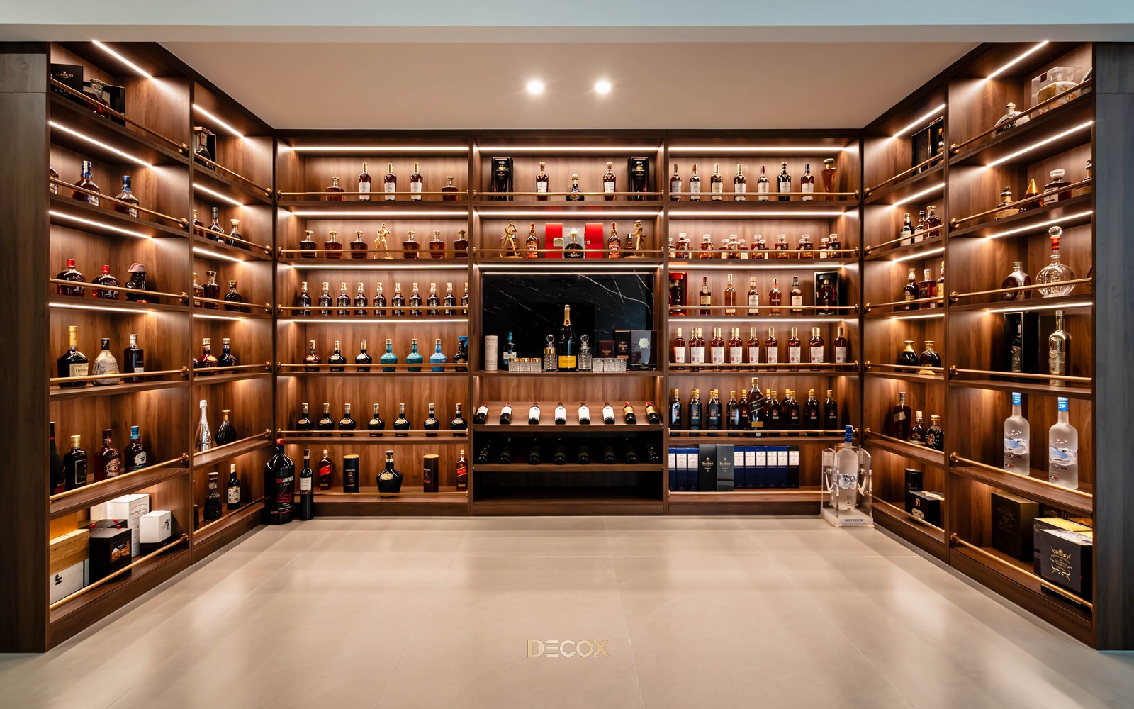 Kệ trưng bày rượu sang trọng với các chai rượu đa dạng và ánh sáng đèn LED trong phòng khách hiện đại.