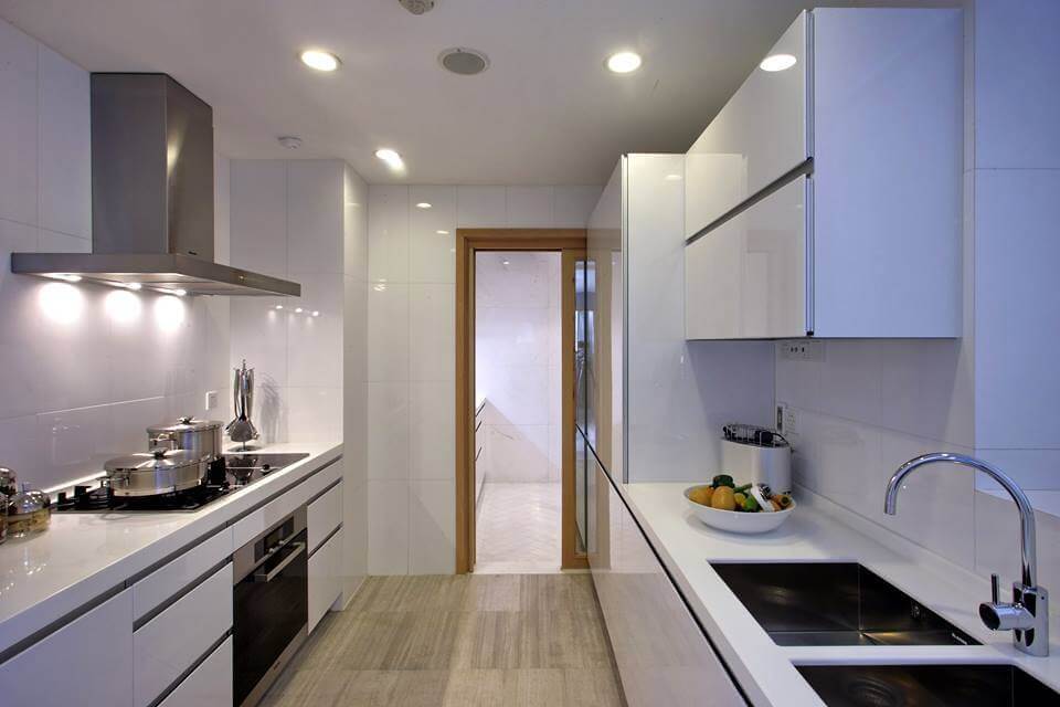 Thiết kế bếp chung cư với hệ tủ bếp song song