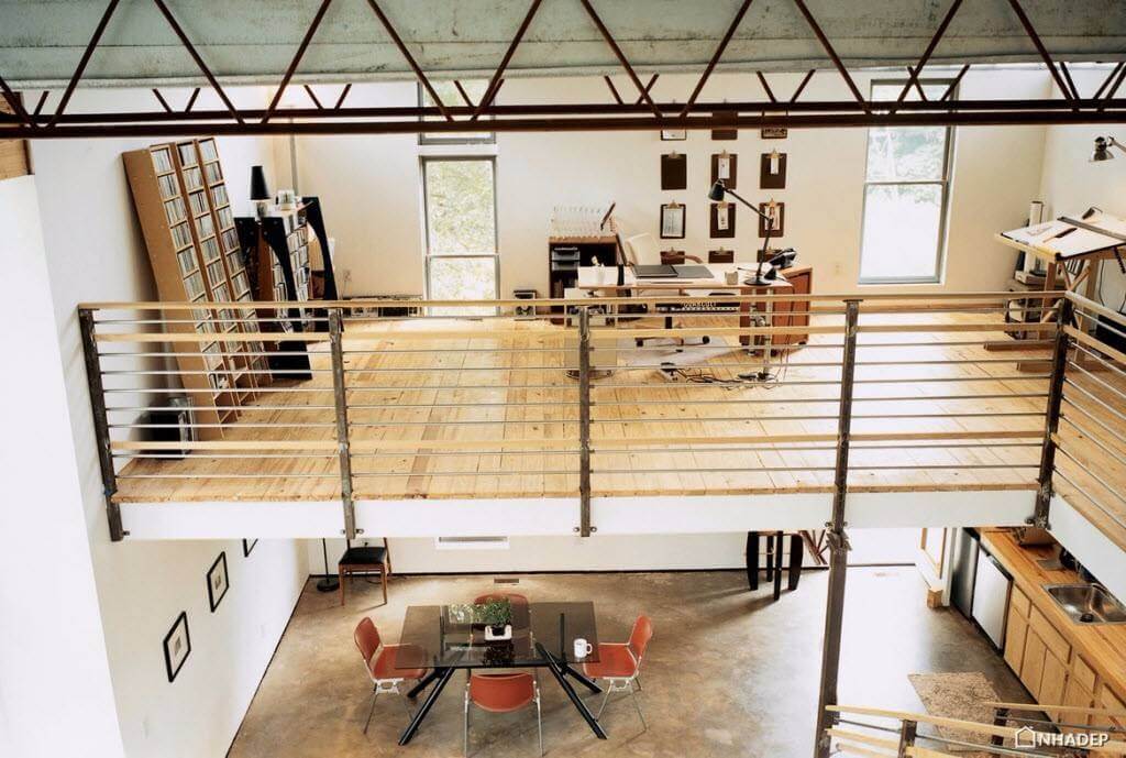 Văn phòng gác lửng hiện đại với nội thất gỗ, bàn làm việc và ghế sofa, không gian sáng và thoáng.