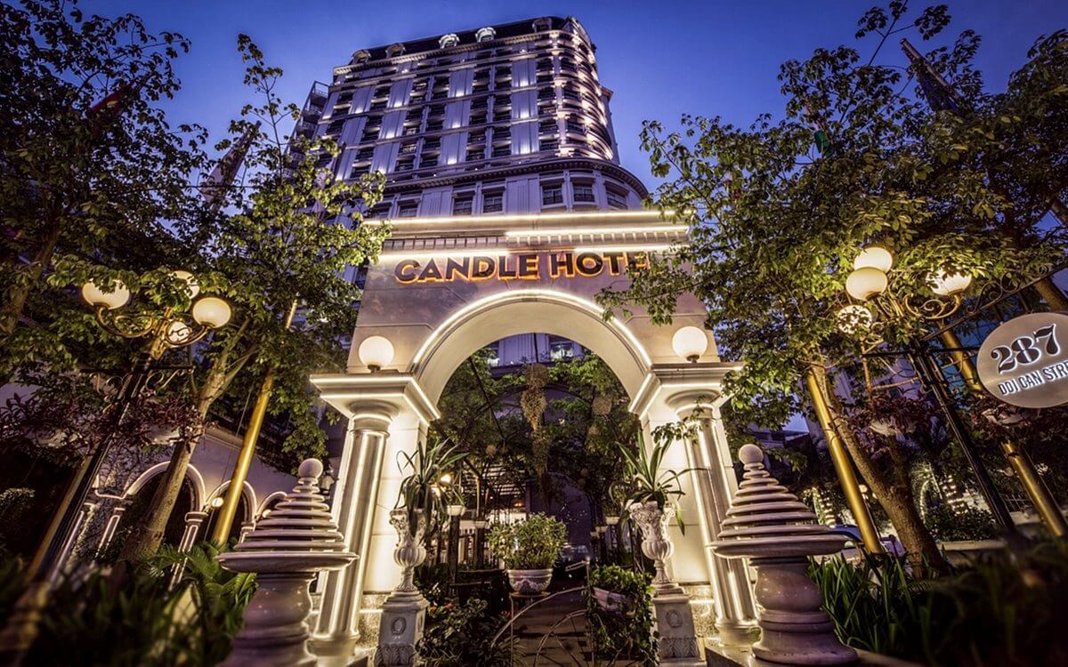 Khách sạn Candle vào buổi tối, kiến trúc sang trọng và ánh sáng lung linh tại Hà Nội.