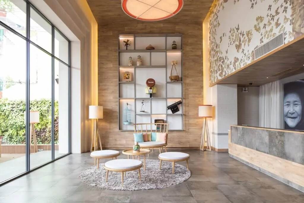 Không gian phòng khách sang trọng với thiết kế nội thất hiện đại và ánh sáng tự nhiên.