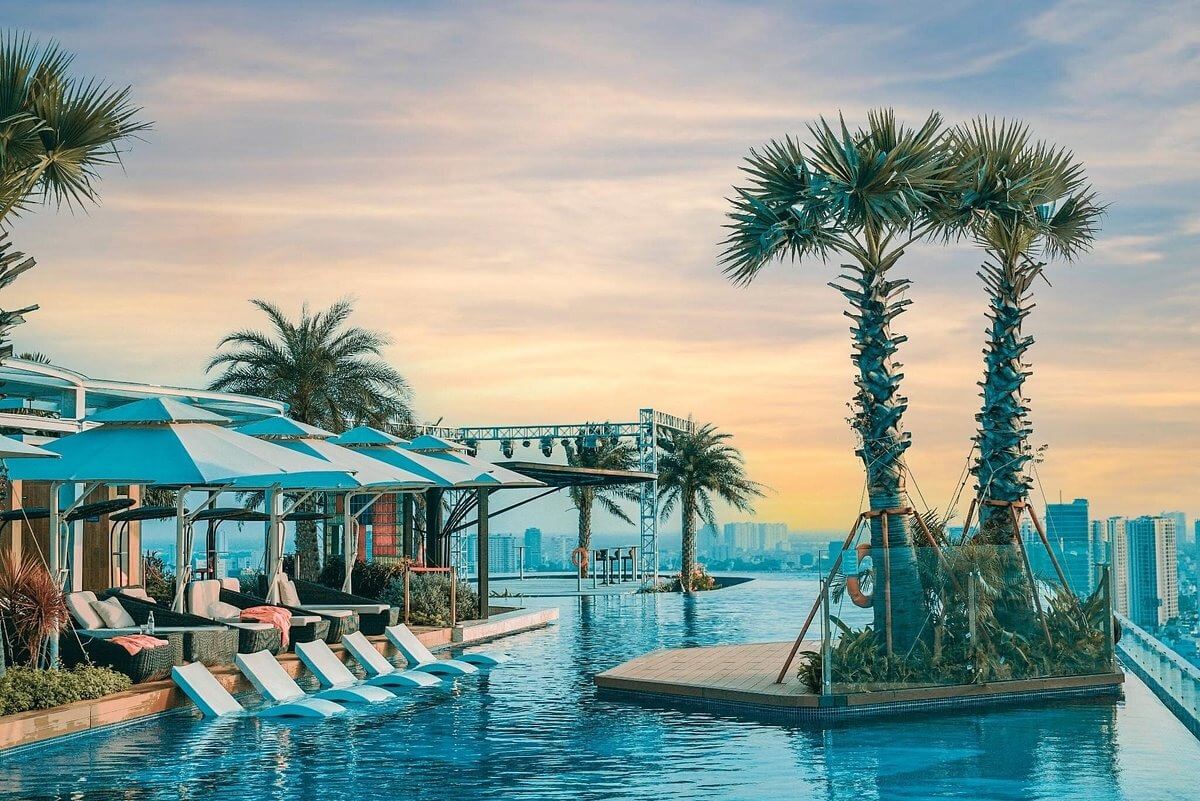 Hồ bơi vô cực với khung cảnh thành phố và hoàng hôn tuyệt đẹp, hoàn hảo cho kỳ nghỉ thư giãn sang trọng.