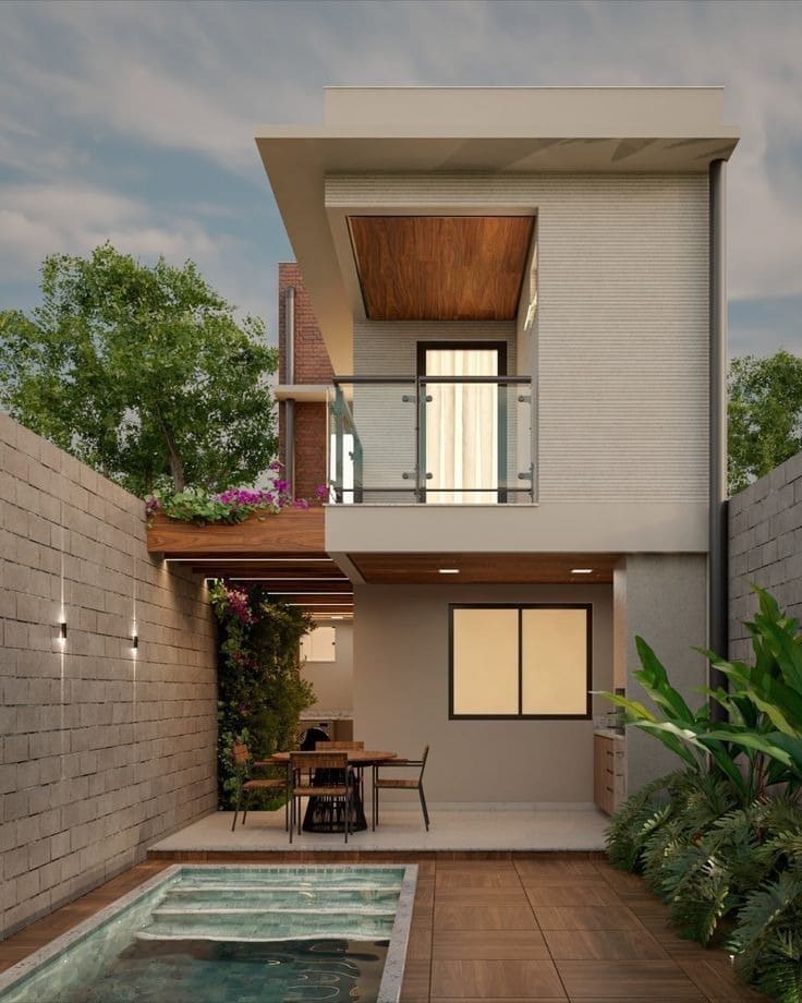 Nhà hiện đại hai tầng với hồ bơi nhỏ, ban công kính, và cây xanh xung quanh trong sân sau.