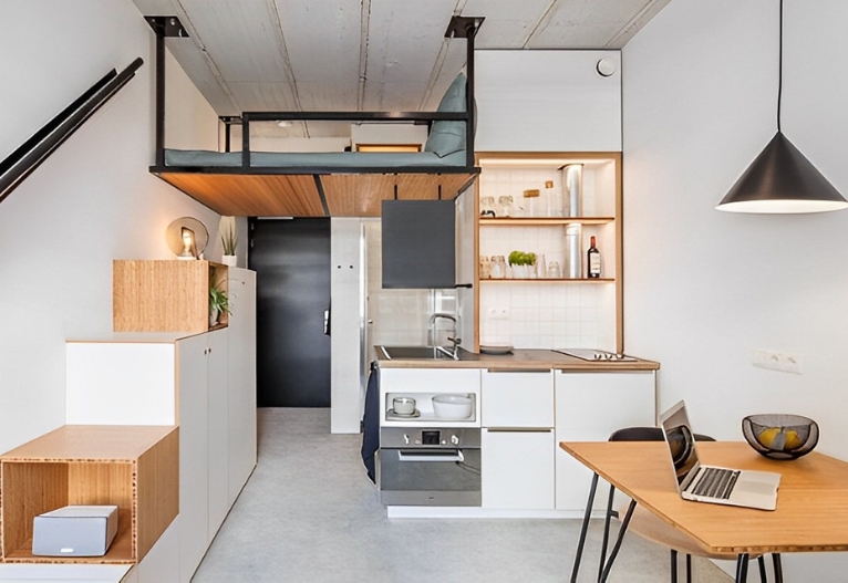 Căn hộ nhỏ gọn, nội thất hiện đại với gác lửng, bếp và bàn làm việc, tối giản tinh tế.