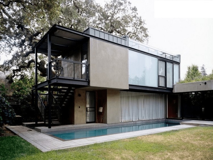 thiet-ke-nha-tien-che-hai-tang-co-ho-boi Nhà hiện đại hai tầng với hồ bơi, thiết kế tối giản và kính lớn gần cây xanh.