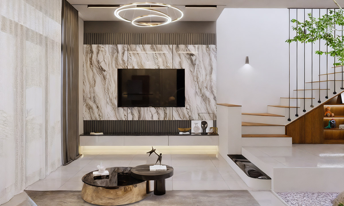 thiet-ke-nha-vuong-10x10-5-1 Phòng khách hiện đại với cầu thang, nền gạch trắng và TV treo tường trang trí bằng bức vách đá hoa cương.
