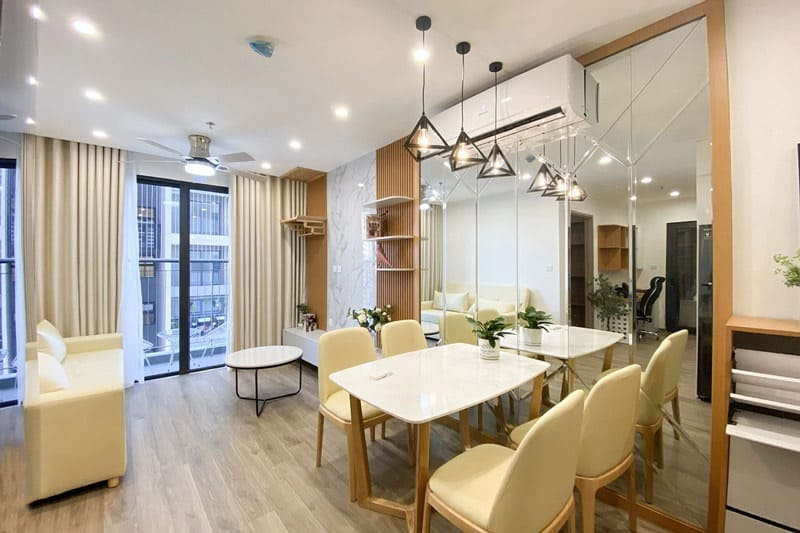 Căn phòng khách và phòng ăn sang trọng với nội thất hiện đại, ánh sáng tự nhiên và trang trí tinh tế.