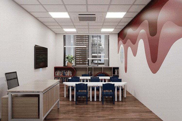 Phòng học hiện đại với bàn ghế trắng xanh, kệ sách và cây xanh, trang trí tường sáng tạo.