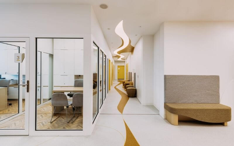 Văn phòng hiện đại với hành lang và nội thất sang trọng, phòng họp kính, thiết kế sáng tạo và tinh tế.
