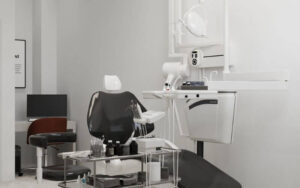 Phòng khám nha khoa hiện đại với ghế chữa răng và thiết bị chăm sóc răng miệng tiên tiến.