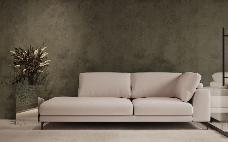 Ghế sofa hiện đại màu kem trong phòng khách sang trọng với chậu cây trang trí phía góc tường, tạo không gian thư giãn.
