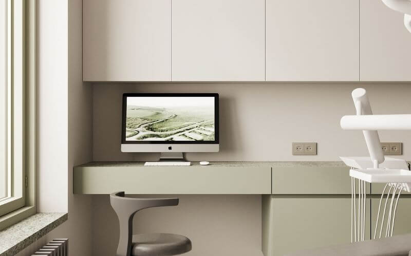 Phòng làm việc hiện đại với máy tính để bàn, cửa sổ lớn và ghế xoay màu xám.